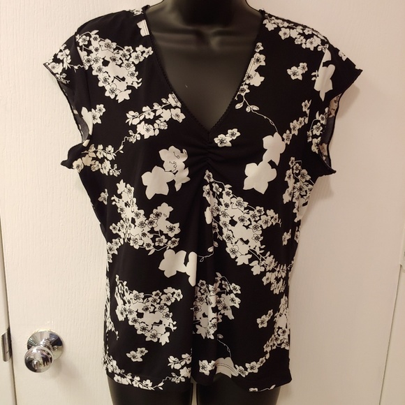 Old Navy Tops - 🎆3/$25 OLD NAVY cap sleeve black & white top